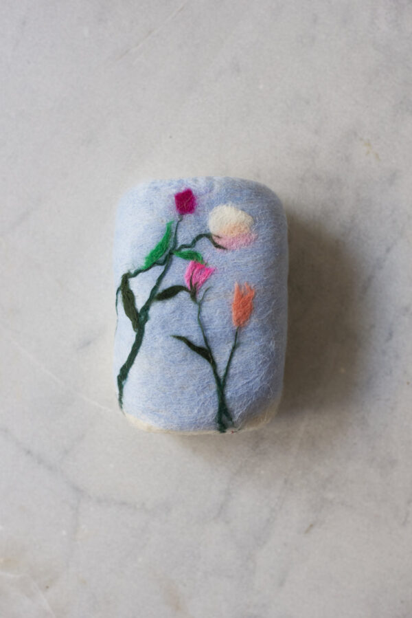 jabón artesanal de lana flores al viento
